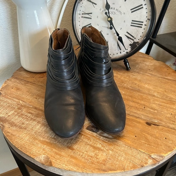 Clarks Artisan SPYE CELESTE Women Black Leather
Back Zip Bootie Boot Size 7 - Picture 2 of 9